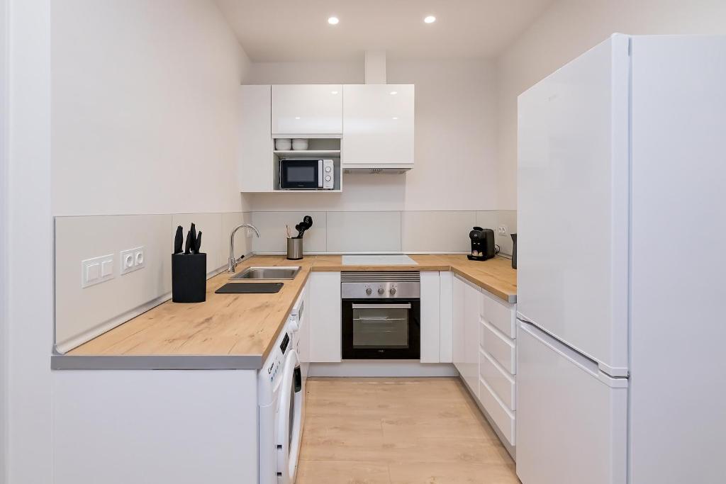 A kitchen or kitchenette at BHost - Ferraz 74