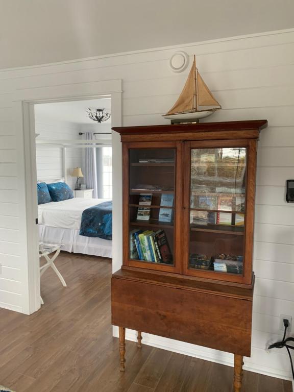 - une chambre avec une armoire en bois et un lit dans l'établissement Auberge Thon Jaune - Yellow Tuna, à Wedgeport