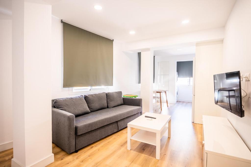 Televízia a/alebo spoločenská miestnosť v ubytovaní Apartamentos Mirablau