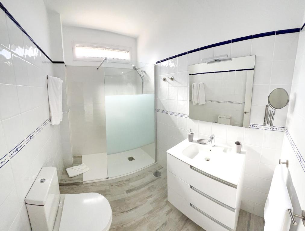 Baño blanco con aseo y lavamanos en Casa Came - A/C+ WiFi - 1min Beach, en Arona