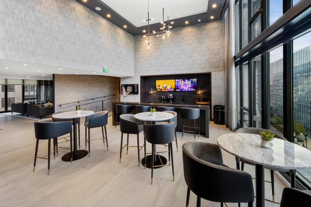 TV a/nebo společenská místnost v ubytování Global Luxury Suites at Capitol Hill