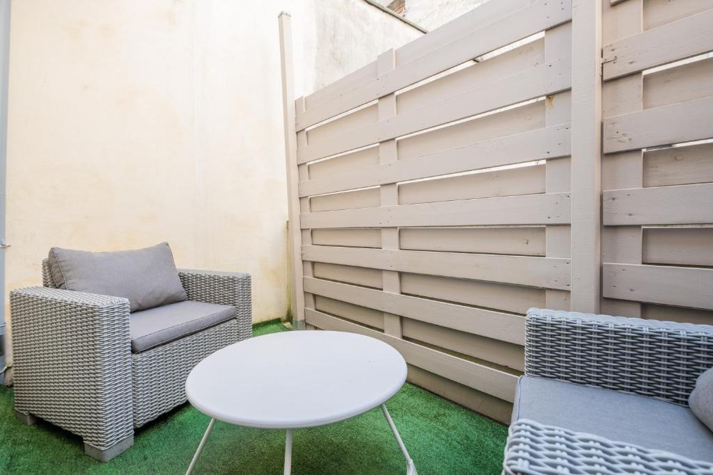 a room with a table and a chair at Studio en Duplex-Aircon-Terrasse-Parking-Calme in Bordeaux