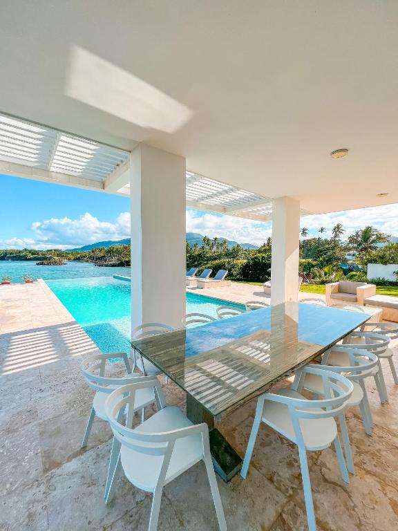 Bazén v ubytování Peninsula Esmeralda Luxury Villas nebo v jeho okolí