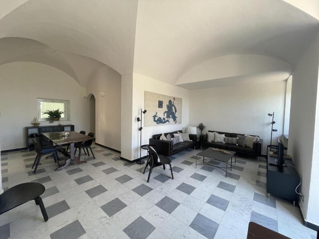un soggiorno con divano e tavolo di Il tempo è l'essenza della vita a Santa Margherita Ligure