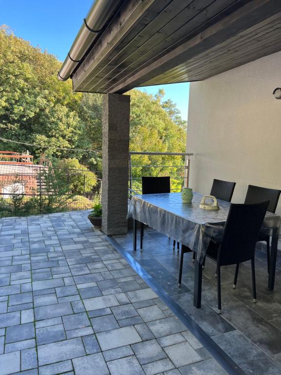 Patio alebo iná vonkajšia časť ubytovania Zsolna Apartman