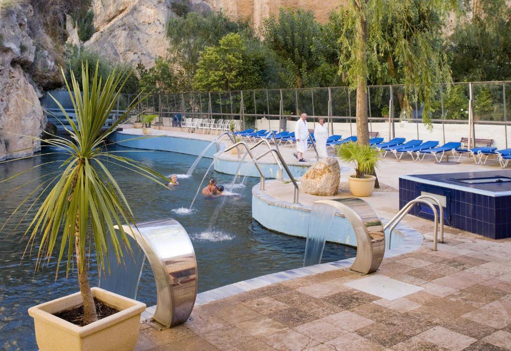 - une piscine avec des personnes à l'eau dans l'établissement Hotel Balneario de La Virgen, à Jaraba