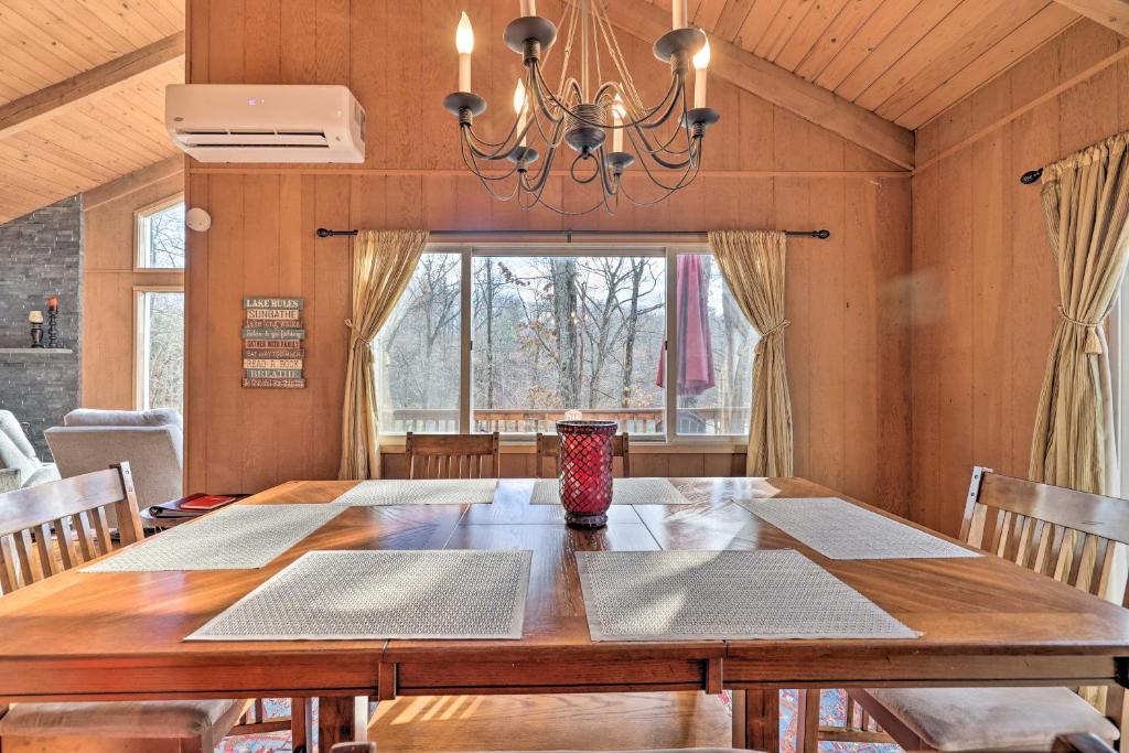 Fotografie z fotogalerie ubytování Fire Pit and Grill Lakefront Poconos Cottage! v destinaci East Stroudsburg