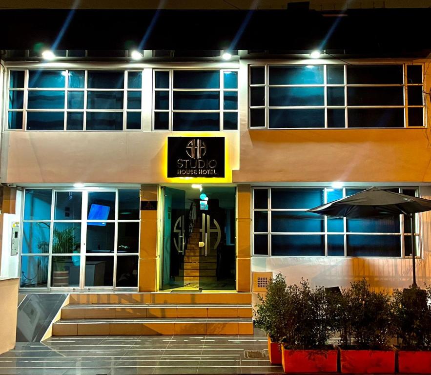 budynek z napisem na przodzie w obiekcie House Studio Hotel w mieście Bogota