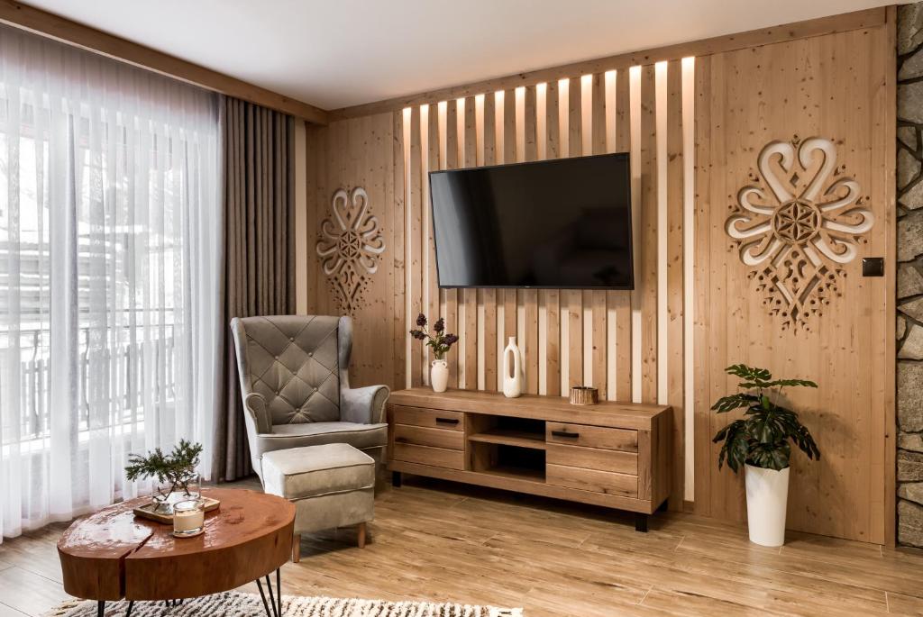 Televízia a/alebo spoločenská miestnosť v ubytovaní Apartamenty Górskie Zacisze