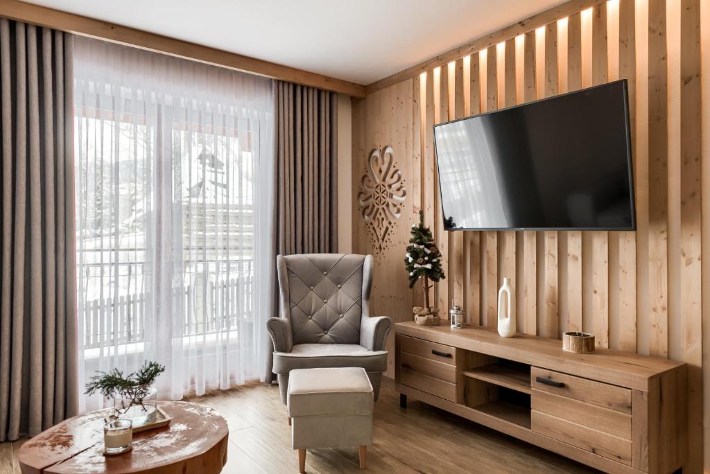 Televízia a/alebo spoločenská miestnosť v ubytovaní Apartamenty Górskie Zacisze