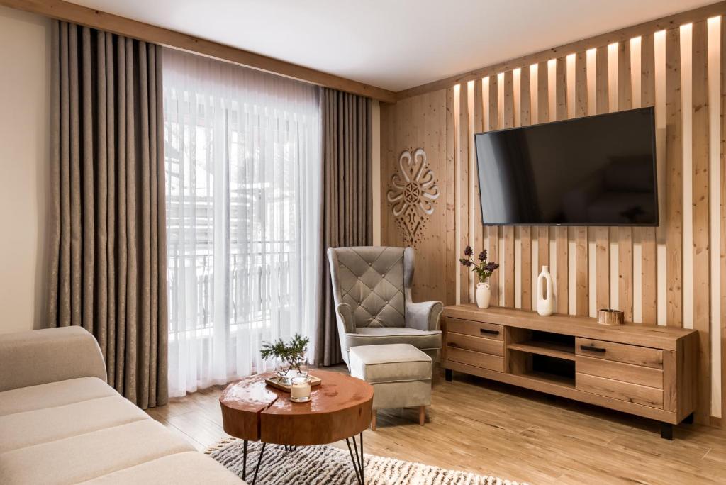 Televízia a/alebo spoločenská miestnosť v ubytovaní Apartamenty Górskie Zacisze