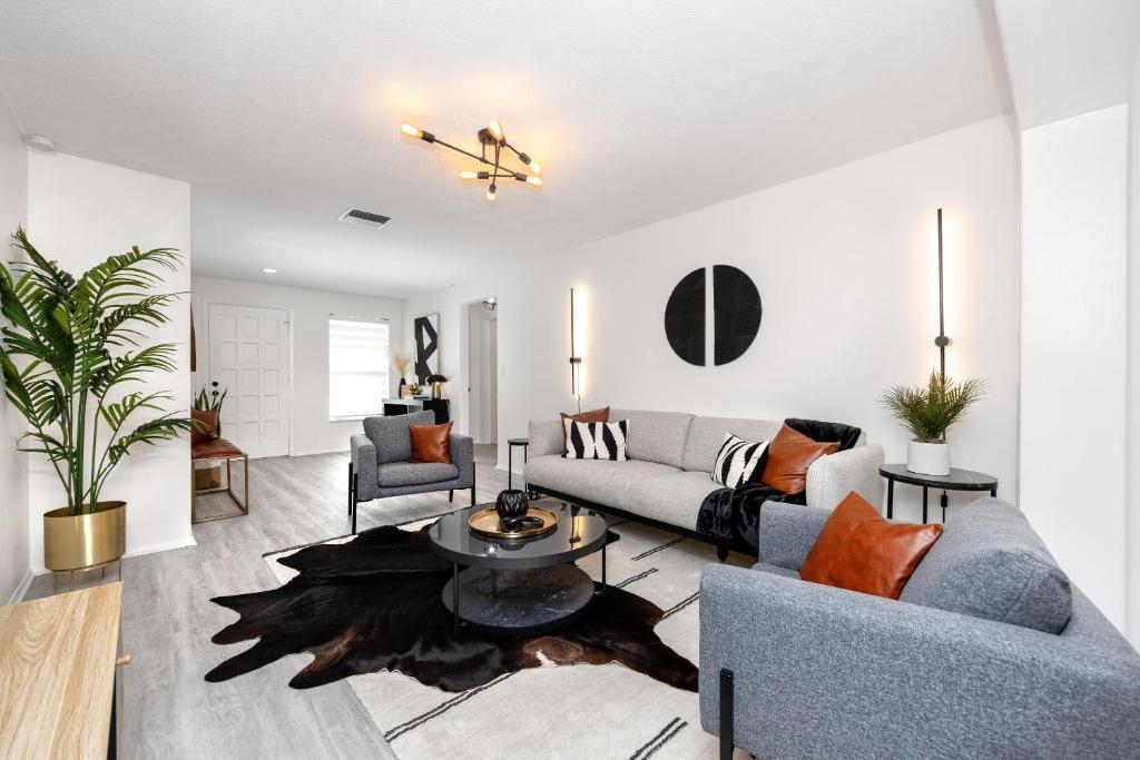 Clearwater Cabana - Gorgeous Home with Heated Pool - Housity