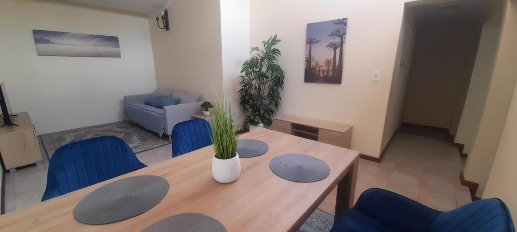 jadalnia ze stołem i niebieskimi krzesłami w obiekcie Impala Suite -Entire Unit- 2 bedroom with 1 ensuite bathroom w mieście Ladysmith