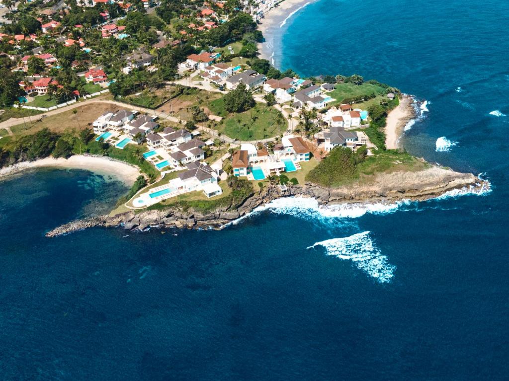 una vista aérea de una pequeña isla en el océano en Peninsula Esmeralda Luxury Villas, en San Felipe de Puerto Plata