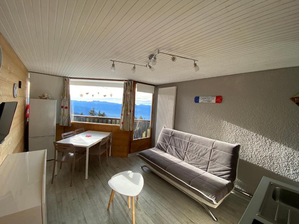 - un salon avec un canapé et une table dans l'établissement Appartement 5 Personnes au pied des pistes - WIFI -, à Chamrousse