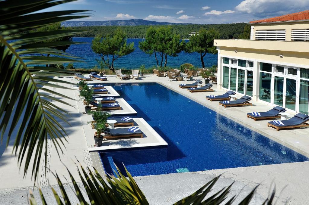 Skats uz peldbaseinu naktsmītnē Waterfront Villa Antica, Cheerful 8 bedrooms with pool-Luxury is personal vai tās tuvumā