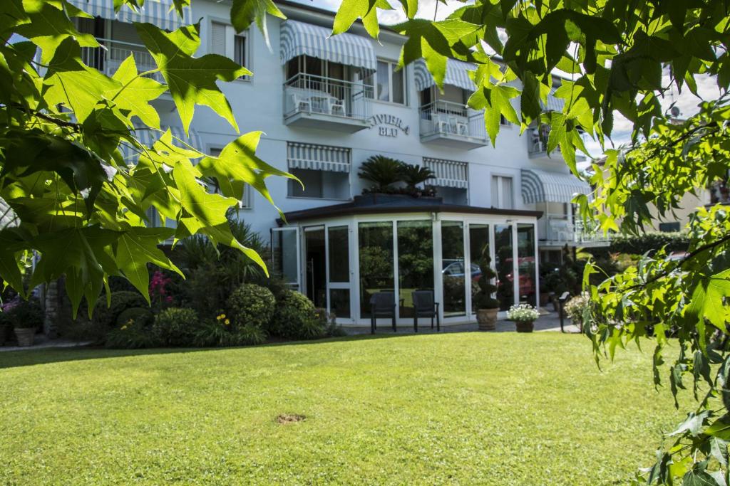 ein Gebäude mit einem Rasen davor in der Unterkunft Hotel Riviera Blu in Tirrenia