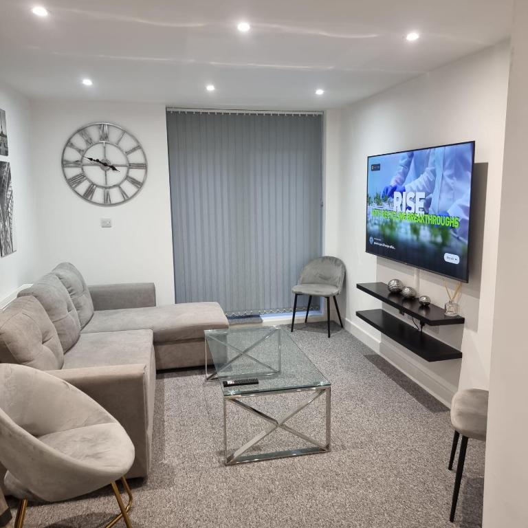 un soggiorno con divano e TV a schermo piatto di Classic 2 bed apartment in oldkent road a Londra