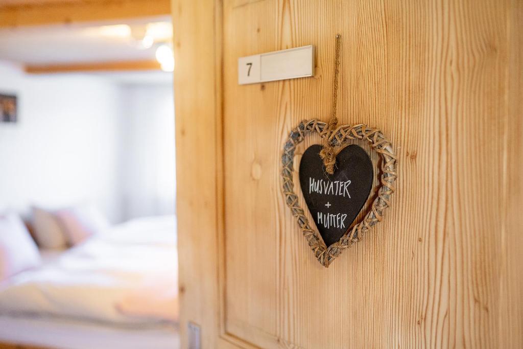 Postel nebo postele na pokoji v ubytování Gästehaus Aemisegg