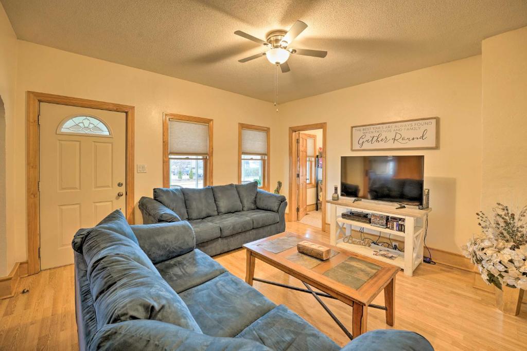 ein Wohnzimmer mit einem Sofa und einem TV in der Unterkunft All-Season Grand Haven Getaway with Deck! in Grand Haven