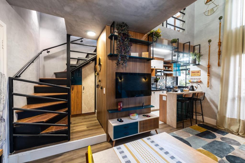 Apartamento tipo loft con escalera y cocina en Duplex Charmoso Novo Praca Benedito Calixto, en São Paulo