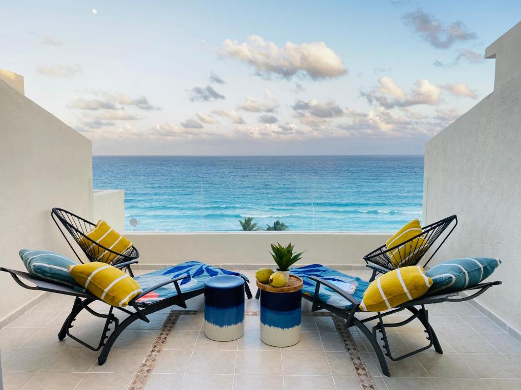 uma vista para o oceano a partir da varanda de uma casa em Ocean View Three Bedroom, Three Story Penthouse by the Beach em Cancún