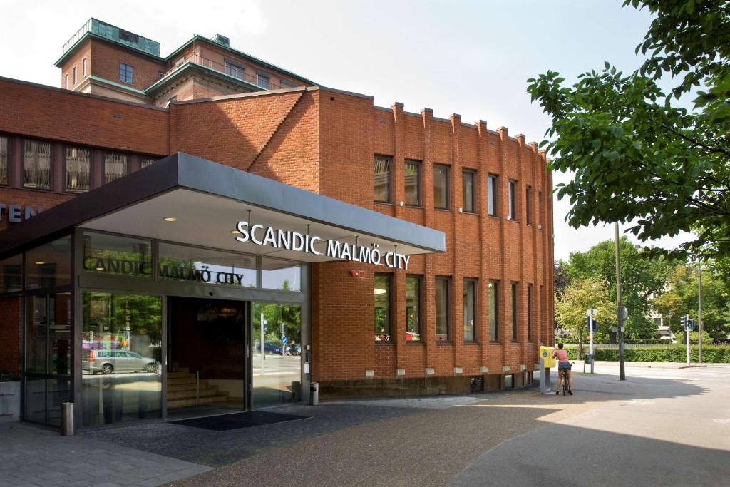 un bâtiment en briques avec un panneau à l'avant dans l'établissement Scandic Malmö City, à Malmö