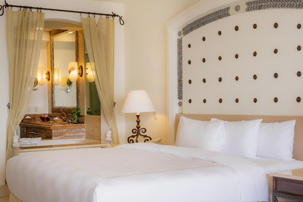 Postel nebo postele na pokoji v ubytování Marquis Los Cabos, an All - Inclusive, Adults - Only & No Timeshare Resort