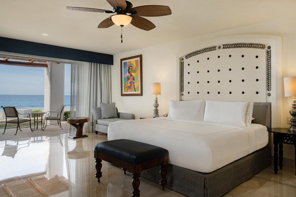 Postel nebo postele na pokoji v ubytování Marquis Los Cabos, an All - Inclusive, Adults - Only & No Timeshare Resort