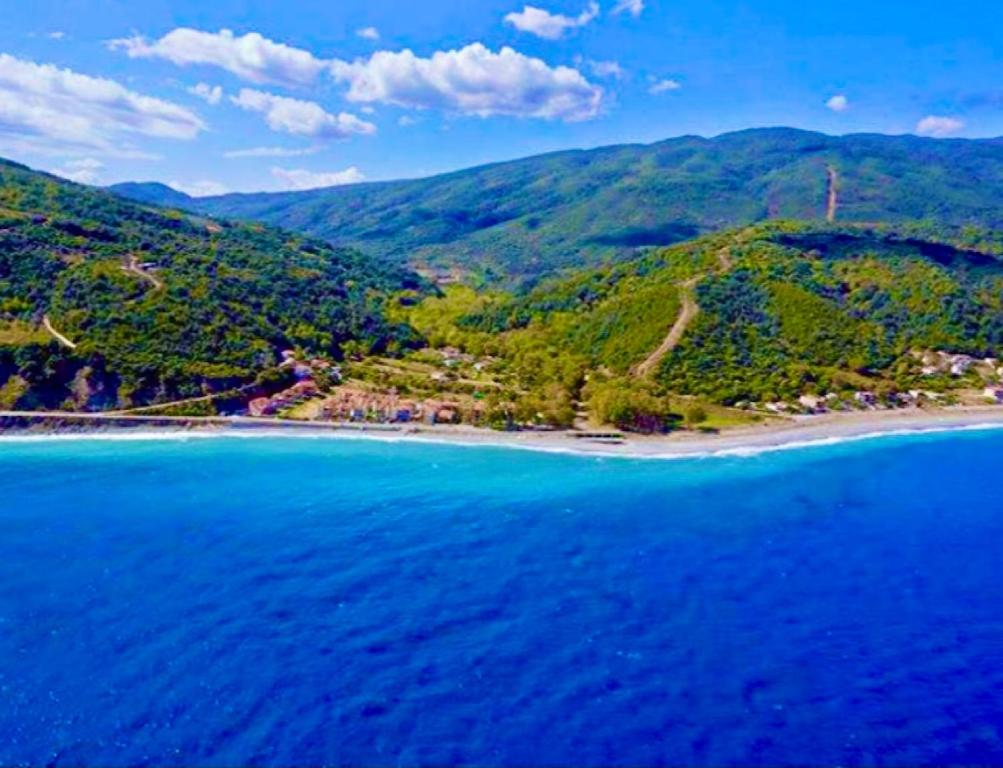 eine Luftansicht auf einen Strand mit blauem Wasser in der Unterkunft Hotel Christina - Happy Days in Karítsa