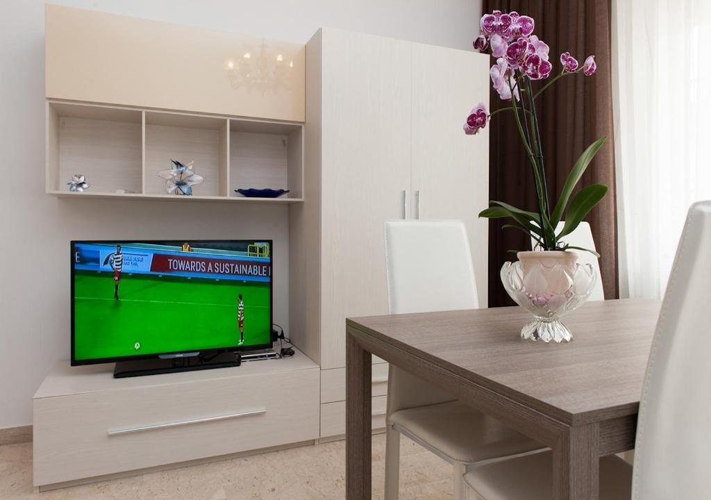 A television and/or entertainment centre at Residenza dei Pontefici