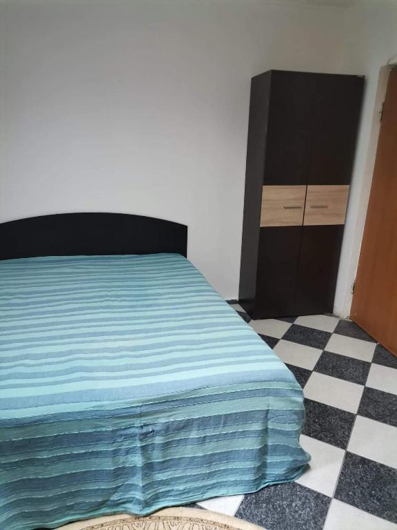 una camera da letto con un letto e un pavimento a scacchi di Studio Bucuresti a Bucarest