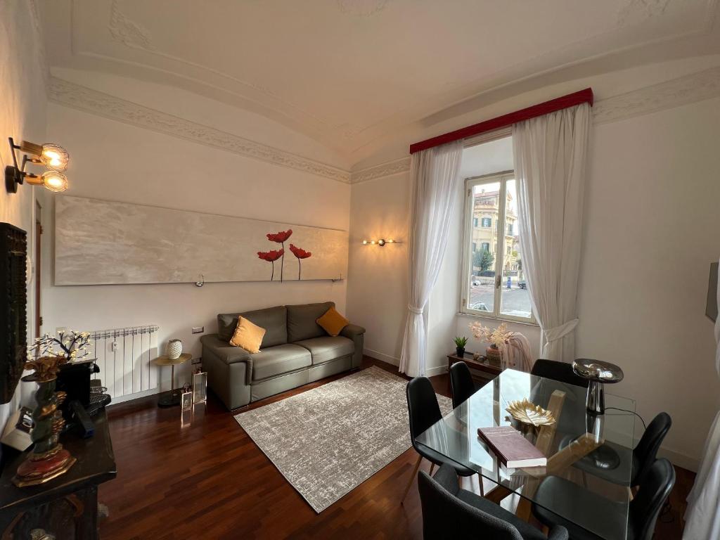 ein Wohnzimmer mit einem Sofa und einem Tisch in der Unterkunft La tua casa nel centro di Roma in Rom