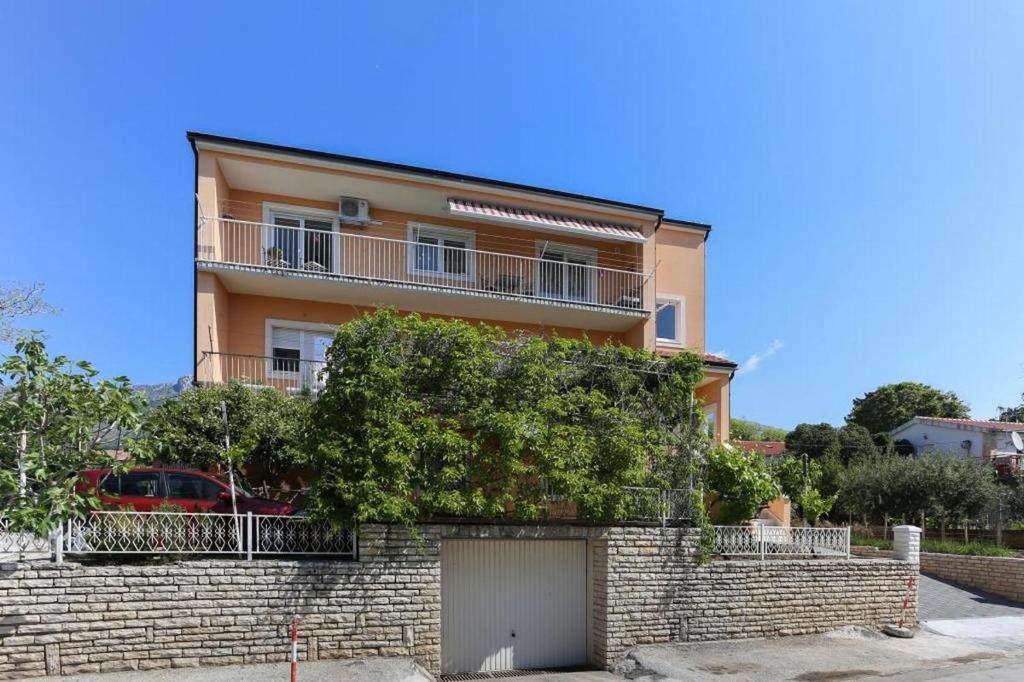 Budova, v ktorej sa apartmán nachádza