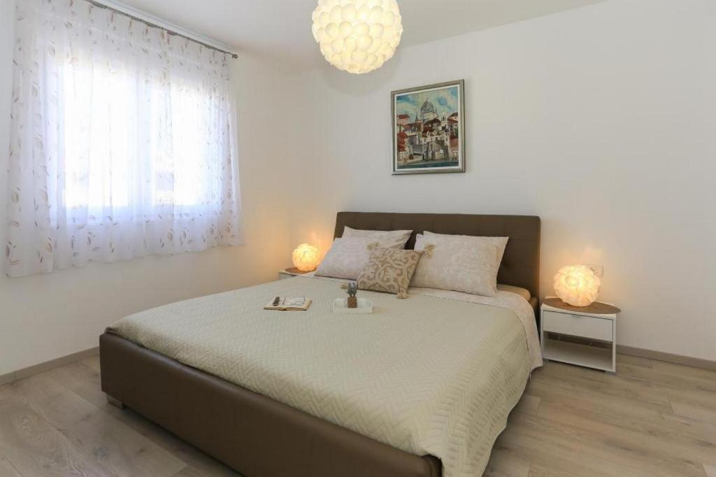 Posteľ alebo postele v izbe v ubytovaní Apartments with a parking space Kastel Gomilica, Kastela - 20245