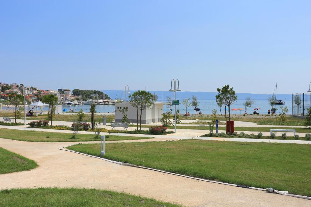 Fotografia z galérie ubytovania Apartments with a parking space Podstrana, Split - 20280 v destinácii Podstrana