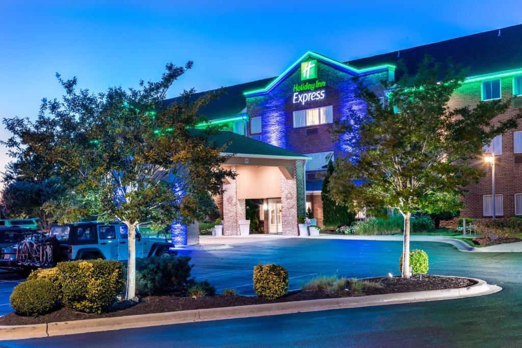 a front view of a hotel with trees in a parking lot at Holiday Inn Express Annapolis East-Kent Island, an IHG Hotel in Grasonville