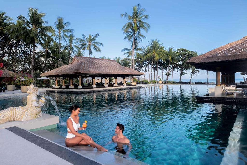 בריכת השחייה שנמצאת ב-InterContinental Bali Resort, an IHG Hotel או באזור