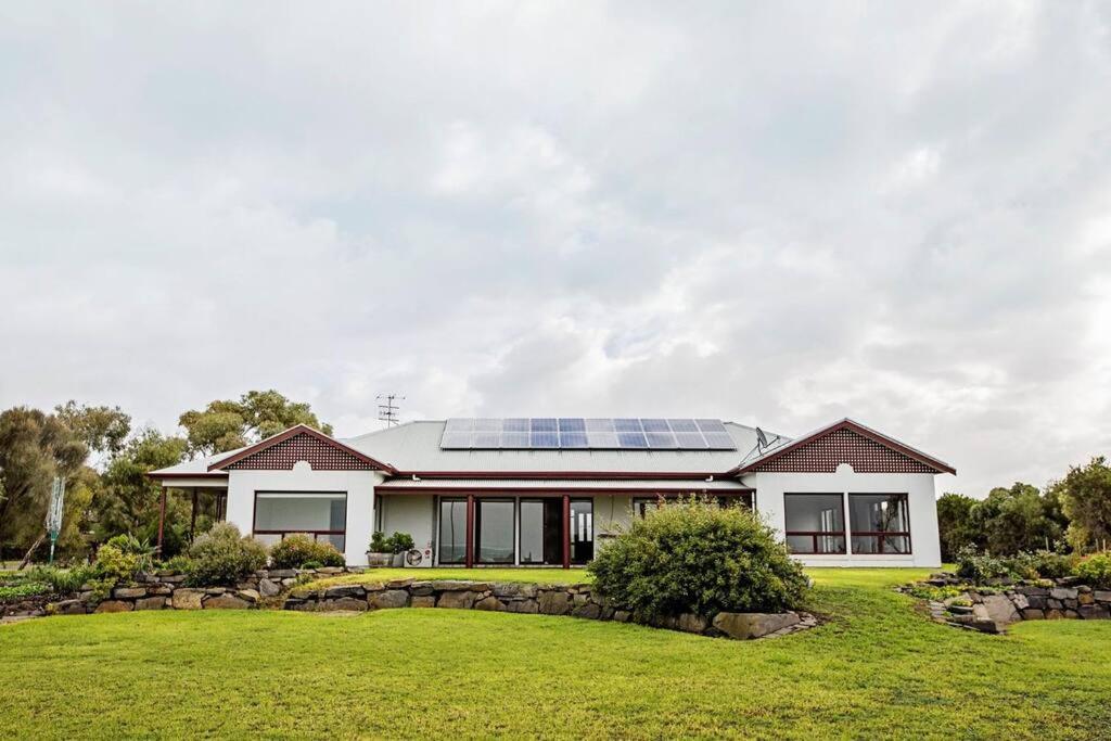 Κήπος έξω από το Sea Breeze - Spacious home with lovely ocean views