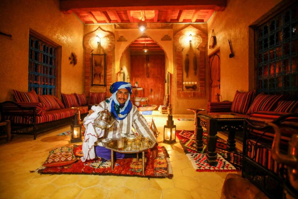 a statue of a man sitting in a living room at Dar marco polo in Erfoud