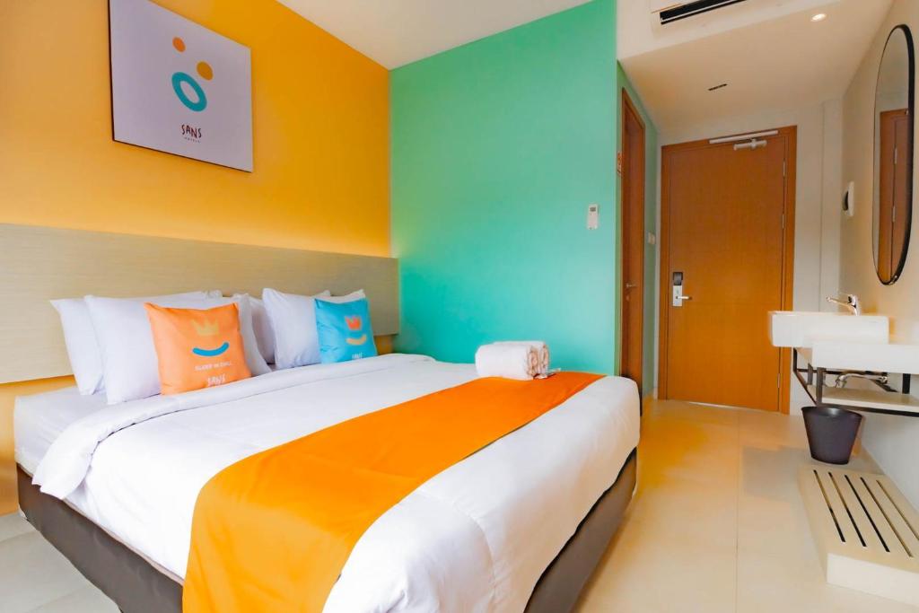 Postel nebo postele na pokoji v ubytování Sans Hotel Alexander Bandung