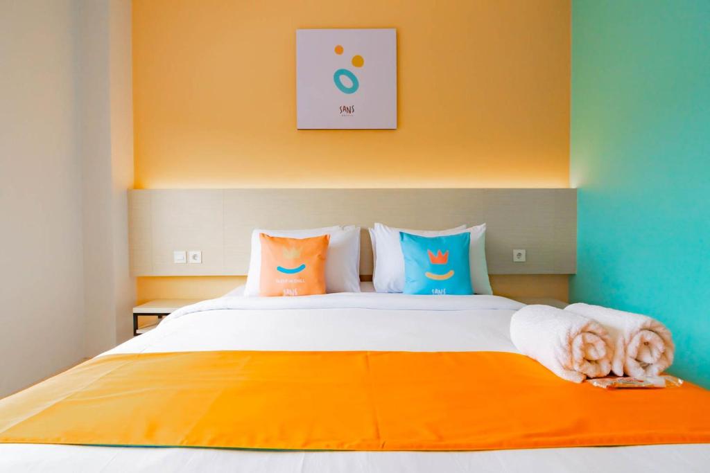 Postel nebo postele na pokoji v ubytování Sans Hotel Alexander Bandung