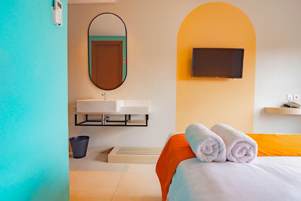 Postel nebo postele na pokoji v ubytování Sans Hotel Alexander Bandung