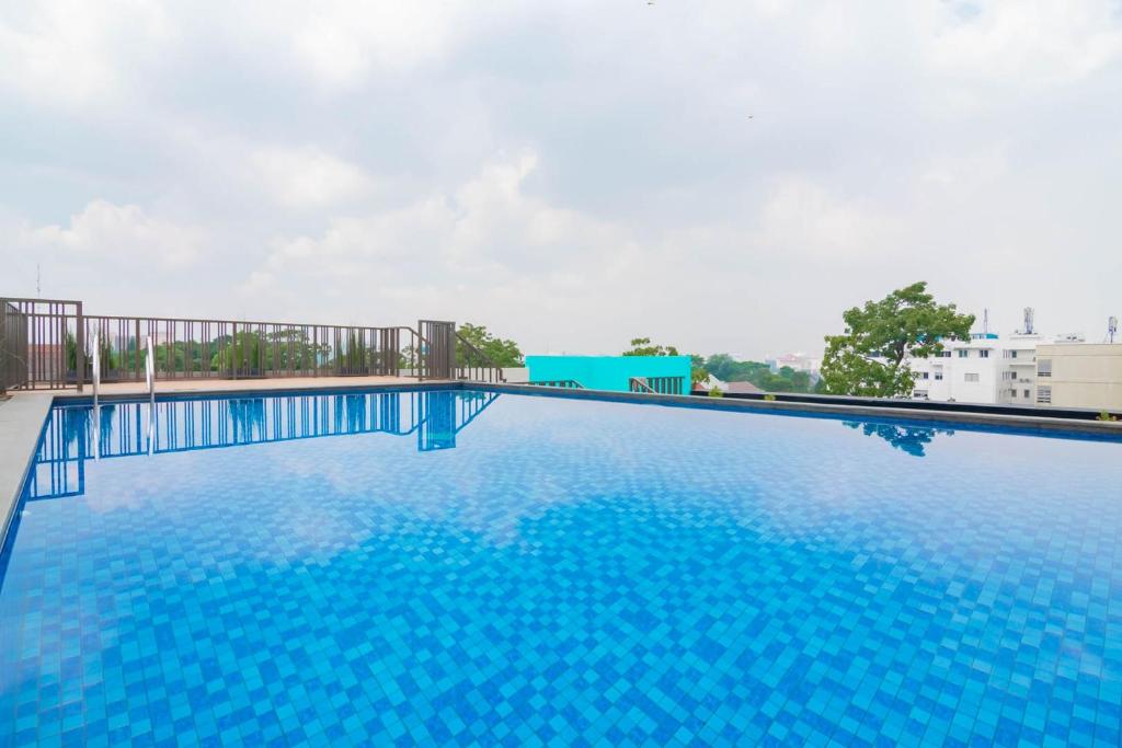 Bazén v ubytování Sans Hotel Alexander Bandung nebo v jeho okolí