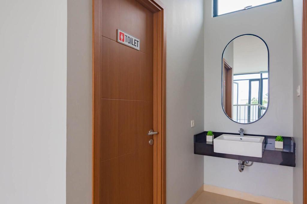 Koupelna v ubytování Sans Hotel Alexander Bandung
