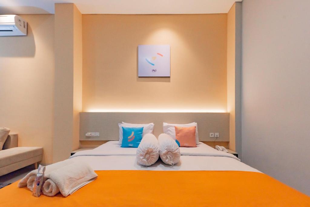 Postel nebo postele na pokoji v ubytování Sans Hotel Alexander Bandung