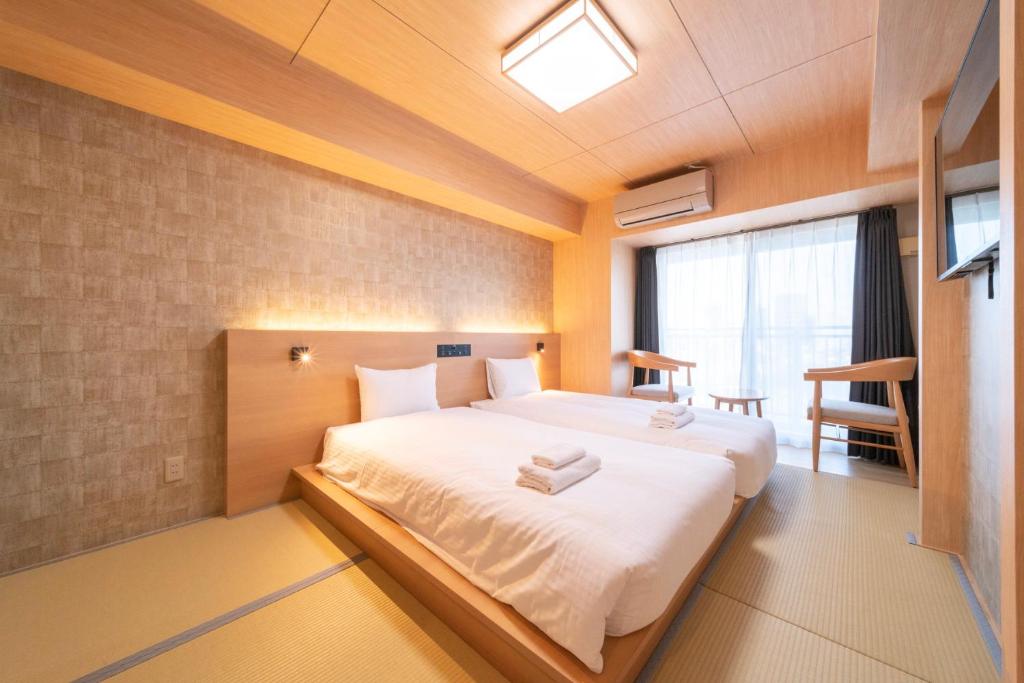 - une chambre avec un grand lit dans l'établissement WELLSTAY Shinsekai Wakyo, à Osaka