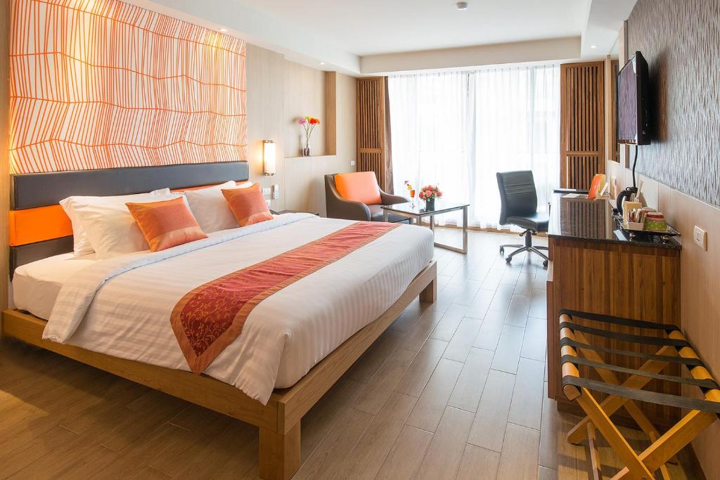 1 dormitorio con 1 cama grande, escritorio y silla en Dynasty Grande Hotel, en Bangkok