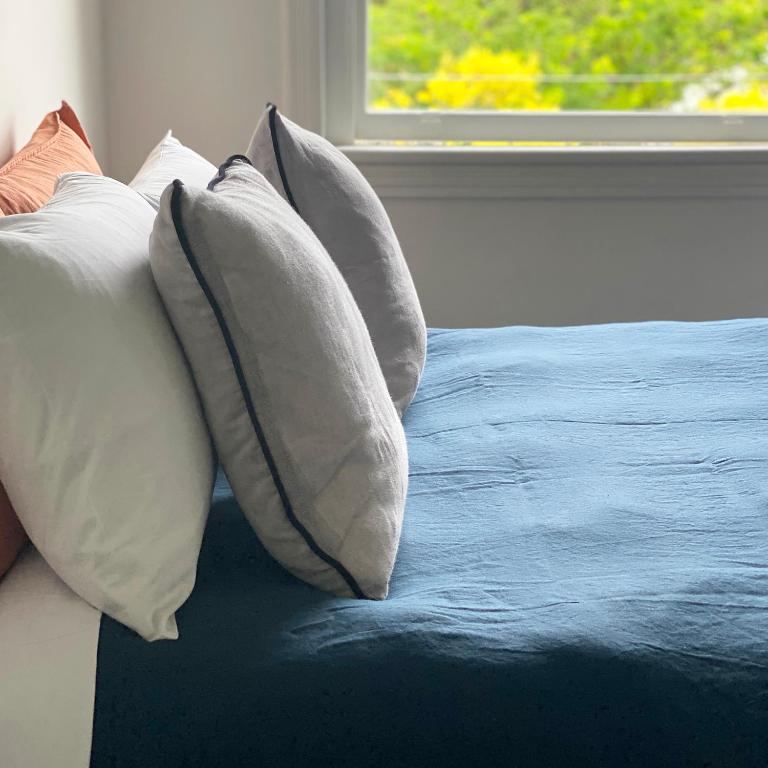 
Queen Room with Shared Bathroom
