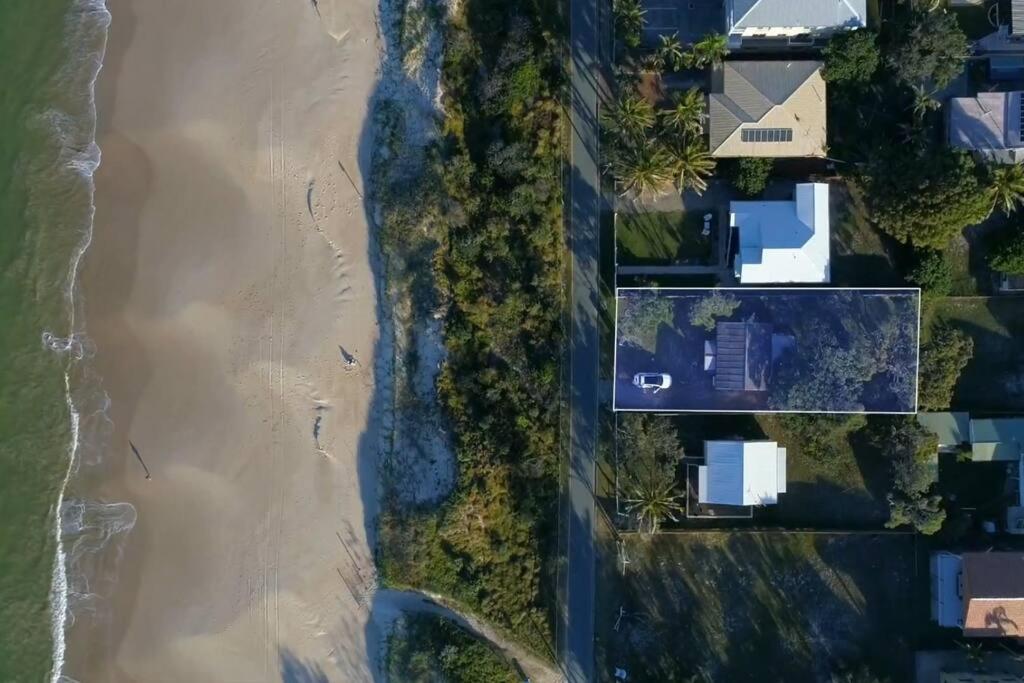 una vista aérea de la playa y el océano en Relax on Rickman, en Woorim